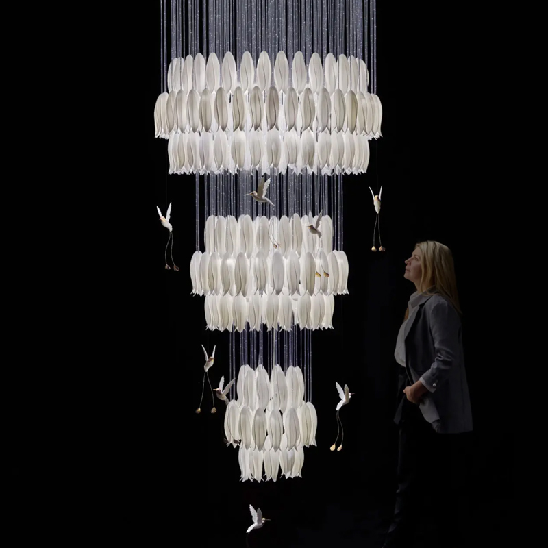 Большая Люстра для Лестницы Sagarti Contemporary chandelier ALBA GRAND Flowers & Birds Белый Золотой Большая Люстра для Лестницы Sagarti Contemporary chandelier ALBA GRAND Flowers & Birds Белый Золотой в Челябинске | Loft Concept