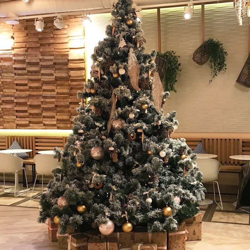 Дизайнерская Елка с Золотым новогодним декором Christmas Tree Golden Feathers Золотой Зеленый Дизайнерская Елка с Золотым новогодним декором Christmas Tree Golden Feathers Золотой Зеленый в Челябинске | Loft Concept