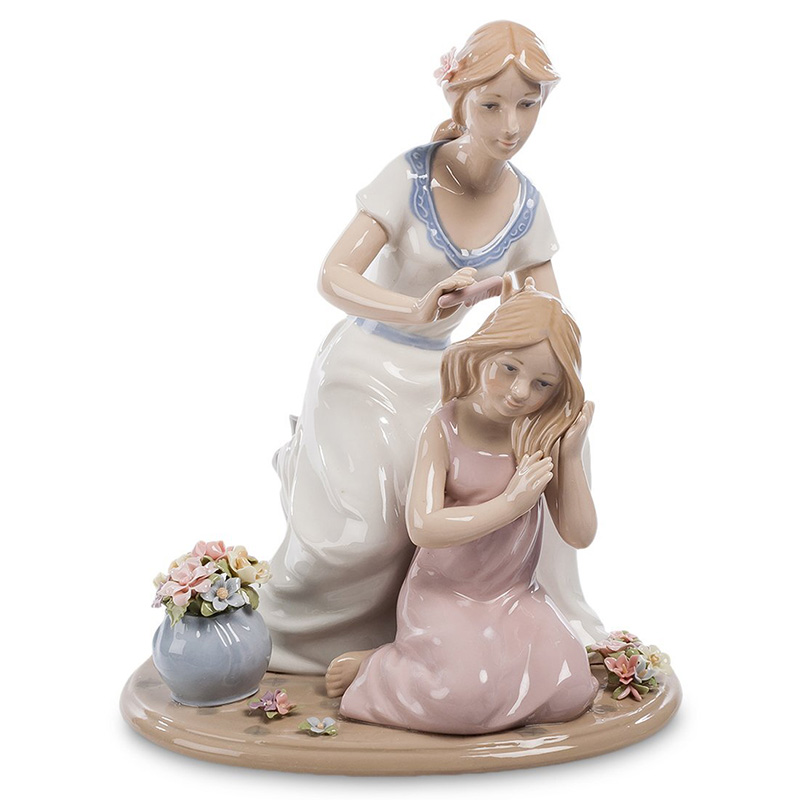 Статуэтка фарфоровая Мама с дочерью Charming Statuette Белый Розовый Серо-голубой Бежевый Статуэтка фарфоровая Мама с дочерью Charming Statuette Белый Розовый Серо-голубой Бежевый в Челябинске | Loft Concept