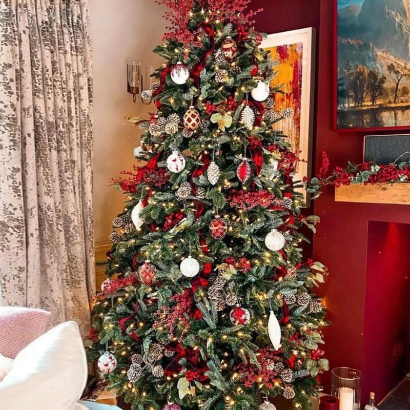 Дизайнерская Елка Украшенная Золотым и Белым декором Pine Cones and Red Decor Красный Белый Зеленый Дизайнерская Елка Украшенная Золотым и Белым декором Pine Cones and Red Decor Красный Белый Зеленый в Челябинске | Loft Concept