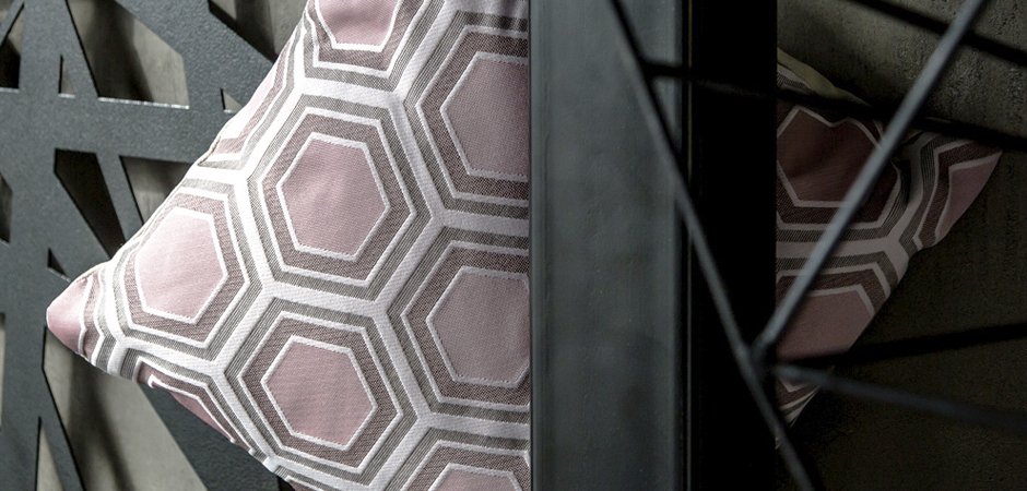 Подушка Hexagon Pink Geometry Подушка Hexagon Pink Geometry - Loft-Concept в Челябинске