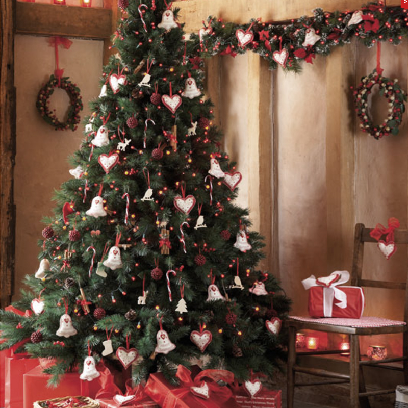 Дизайнерская  Елка с Белым и Красным декором Christmas Tree Gingerbread Decor Белый Красный в Челябинске | Loft Concept 