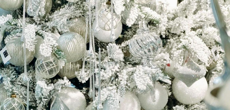 Дизайнерская Елка Заснеженная с Белыми елочными игрушками Christmas Tree White Hoarfrost Дизайнерская Елка Заснеженная с Белыми елочными игрушками Christmas Tree White Hoarfrost - Loft-Concept в Челябинске