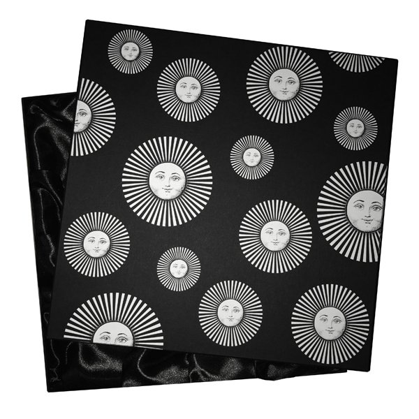 Подарочная коробка для тарелок Fornasetti Черно-белый Подарочная коробка для тарелок Fornasetti Черно-белый в Челябинске | Loft Concept