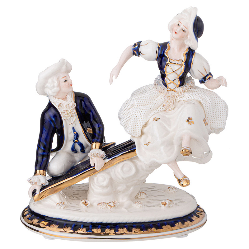 Статуэтка фарфоровая Влюбленная пара Charming Statuette Белый Синий Золотой Статуэтка фарфоровая Влюбленная пара Charming Statuette Белый Синий Золотой в Челябинске | Loft Concept