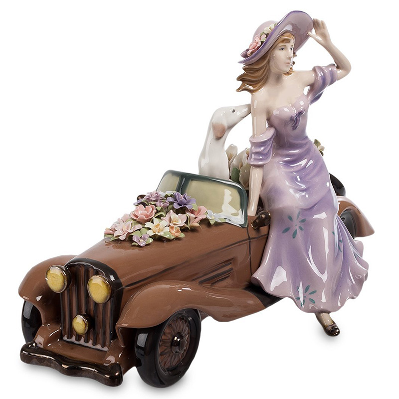 Статуэтка фарфоровая Девушка с автомобилем Charming Statuette Сиреневый Коричневый Белый Зеленый Розовый в Челябинске | Loft Concept 