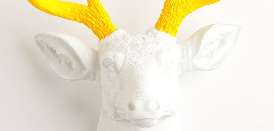 Голова оленя - Белая с желтыми рогами - фото №2