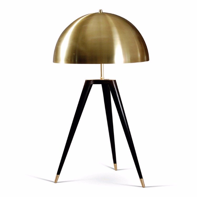 Настольная лампа Matthew Fairbank Fife Tripod Table Lamp Черный Глянцевое золото Настольная лампа Matthew Fairbank Fife Tripod Table Lamp Черный Глянцевое золото в Челябинске | Loft Concept