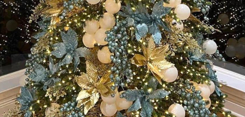 Дизайнерская Елка украшенная Золотыми и Голубыми Цветами Golden and Blue Flowers Дизайнерская Елка украшенная Золотыми и Голубыми Цветами Golden and Blue Flowers - Loft-Concept в Челябинске