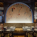 Обои ручная роспись Falling Flowers Standard colourway on Pale Grey dyed silk варинант исполнения - 1 | Loft Concept в Челябинске