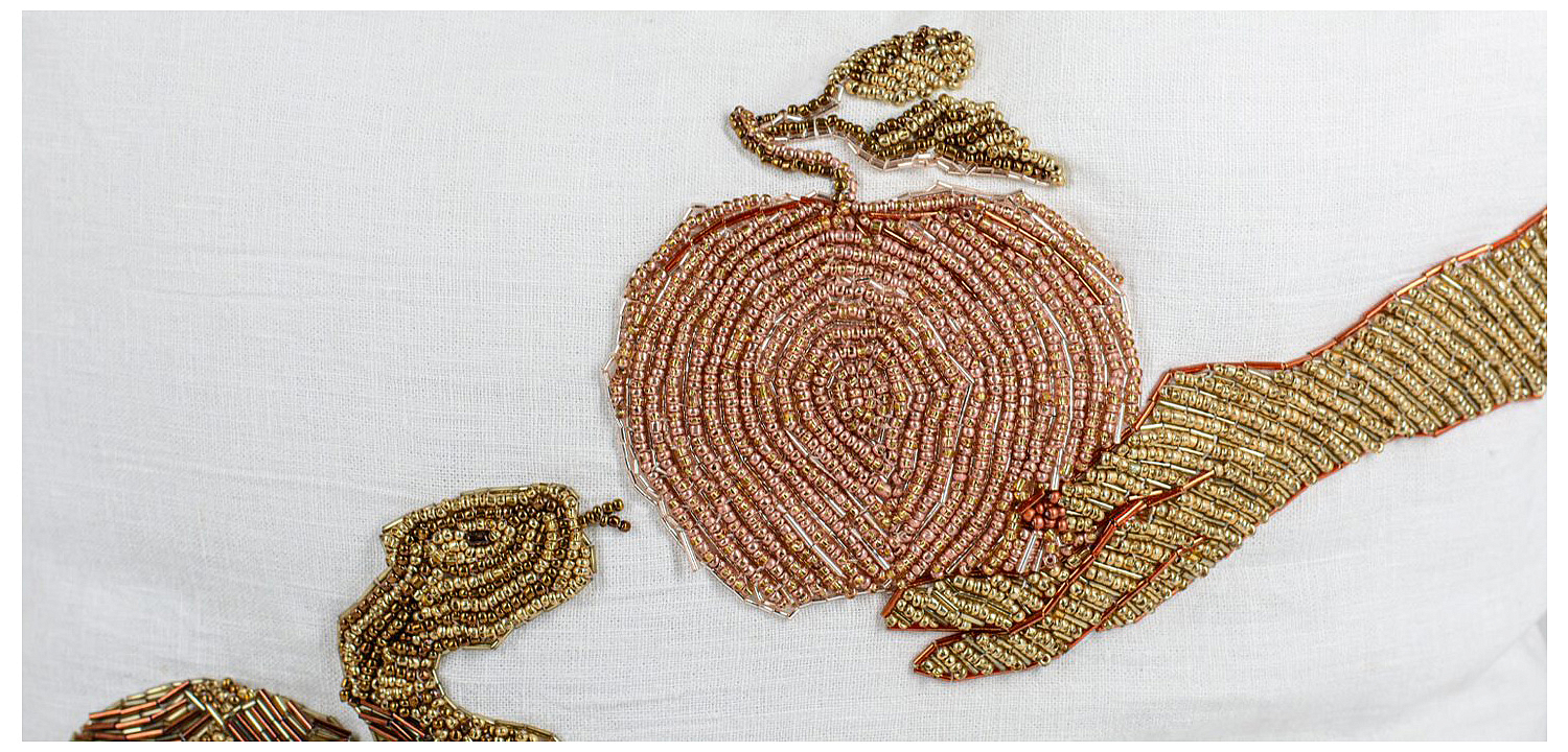 Подушка с вышивкой из бисера Snake with Apple Подушка с вышивкой из бисера Snake with Apple - Loft-Concept в Челябинске
