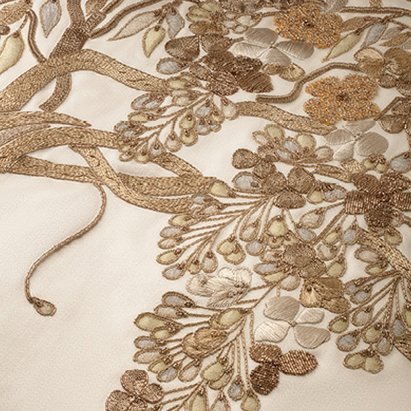Обои с вышивкой ручной работы Deco Wisteria Midas colourway on Liso Pearl wool sateen Обои с вышивкой ручной работы Deco Wisteria Midas colourway on Liso Pearl wool sateen в Челябинске | Loft Concept