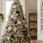 Дизайнерская Елка украшенная шарами в бежевых тонах и декором в виде белых цветов и шишек варинант исполнения - 1 | Loft Concept в Челябинске