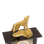 Часы настольные с декором в виде волка из натурального камня Офиокальцит Wolf Stone Clock варинант исполнения - 3 | Loft Concept в Челябинске