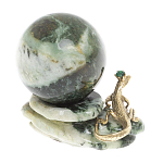 Шар с декором в виде бронзовой ящерицы на подставке из натурального камня Змеевик Natural Stone Spheres 4.5 см варинант исполнения - 2 | Loft Concept в Челябинске