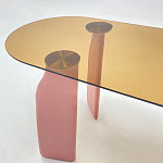 Обеденный стол со стеклянной столешницей и розовыми ножками с тканевой обивкой Wrigley варинант исполнения - 4 | Loft Concept в Челябинске