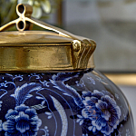 Ваза с насыщенным синим орнаментом и золотой крышкой Blue & White Ornament  варинант исполнения - 3 | Loft Concept в Челябинске