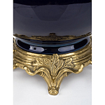 Ваза темно-синяя фарфоровая на бронзовой подставке с ажурным ободком и изогнутыми ручками Eden Garden варинант исполнения - 3 | Loft Concept в Челябинске