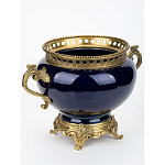 Ваза темно-синяя фарфоровая на бронзовой подставке с ажурным ободком и изогнутыми ручками Eden Garden варинант исполнения - 2 | Loft Concept в Челябинске