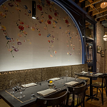 Обои ручная роспись Falling Flowers Standard colourway on Pale Grey dyed silk варинант исполнения - 2 | Loft Concept в Челябинске