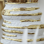 Ваза белая с рельефной поверхностью и золотыми полосами Vase Beehive варинант исполнения - 3 | Loft Concept в Челябинске