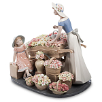 Статуэтка фарфоровая Девушка и маленькая девочка с цветами Charming Statuette варинант исполнения - 1 | Loft Concept в Челябинске