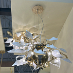 Люстра подвесная с белыми матовыми и золотыми глянцевыми листьями Wintery flovers варинант исполнения - 4 | Loft Concept в Челябинске