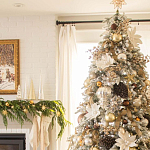 Дизайнерская Елка украшенная шарами в бежевых тонах и декором в виде белых цветов и шишек варинант исполнения - 3 | Loft Concept в Челябинске