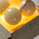 Настольная лампа с основанием из 24 выточенных сферических камней Through Stone варинант исполнения - 5 | Loft Concept в Челябинске