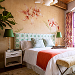 Обои ручная роспись Lilium Special Colourway on yellow painted silk варинант исполнения - 1 | Loft Concept в Челябинске