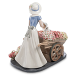 Статуэтка фарфоровая Девушка и маленькая девочка с цветами Charming Statuette варинант исполнения - 3 | Loft Concept в Челябинске