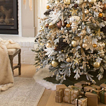 Дизайнерская Елка украшенная шарами в бежевых тонах и декором в виде белых цветов и шишек варинант исполнения - 2 | Loft Concept в Челябинске