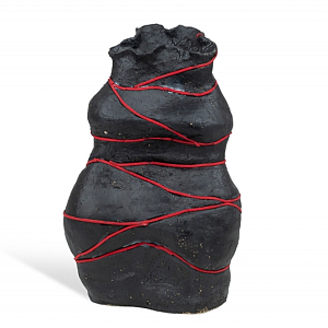 Ваза с красным кожаным жгутом "Красной нитью"