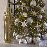 Украшенная Новогодняя Елка с серебряными шарами и звездами варинант исполнения - 2 | Loft Concept в Челябинске