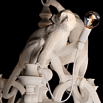 Люстра с тремя фигурами обезьян с лампочками в руках белого цвета Hanging Monkey варинант исполнения - 4 | Loft Concept в Челябинске