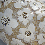 Статуэтка курица с резными белыми цветами на бежевой фактурной поверхности Rustic Chicken варинант исполнения - 2 | Loft Concept в Челябинске