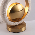 Настольная лампа с бежевым текстурным кольцом и латунным шаром в центре Tactile   варинант исполнения - 8 | Loft Concept в Челябинске