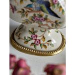 Ваза белого цвета из фарфора с цветочным рисунком и бронзовыми ручками с фигурками птиц Eden Garden porcelain and bronze варинант исполнения - 3 | Loft Concept в Челябинске