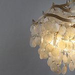 Люстра подвесная с белыми перламутровыми подвесками и изогнутыми золотистыми элементами Диаметр 50 см SHELL Chandelier варинант исполнения - 3 | Loft Concept в Челябинске