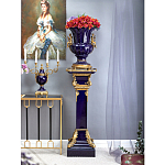 Подсвечник из темно-синего фарфора на бронзовой подставке с фигурками ангелов и декоративными ручками Eden Garden варинант исполнения - 2 | Loft Concept в Челябинске