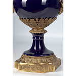 Ваза темно-синего цвета из фарфора с бронзовыми ручками в виде фигур Eden Garden porcelain and bronze варинант исполнения - 4 | Loft Concept в Челябинске