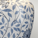 Настольная лампа с керамическим основанием в белом цвете с синим цветочным орнаментом на темной деревянной подставке и тканевым абажуром Elstead Lighting варинант исполнения - 4 | Loft Concept в Челябинске