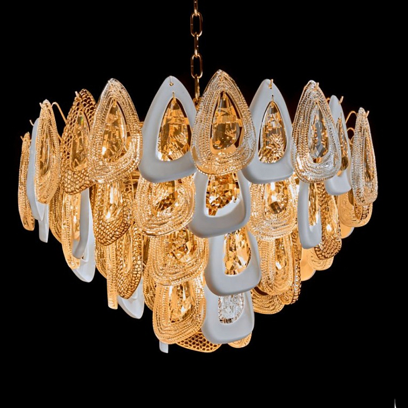Люстра с многослойными белыми и прозрачными подвесками Character Chandelier Золотой Прозрачный Белый Люстра с многослойными белыми и прозрачными подвесками Character Chandelier Золотой Прозрачный Белый в Челябинске | Loft Concept
